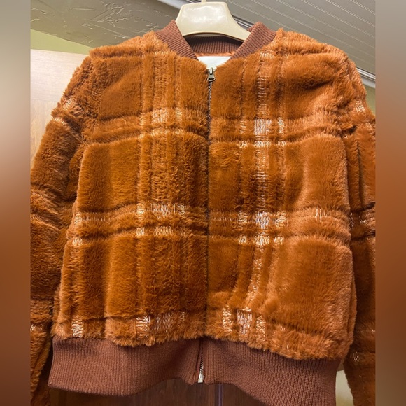 Faux fur jacket great for Fall and light winter and spring. Size S… fits M too - Picture 4 of 4